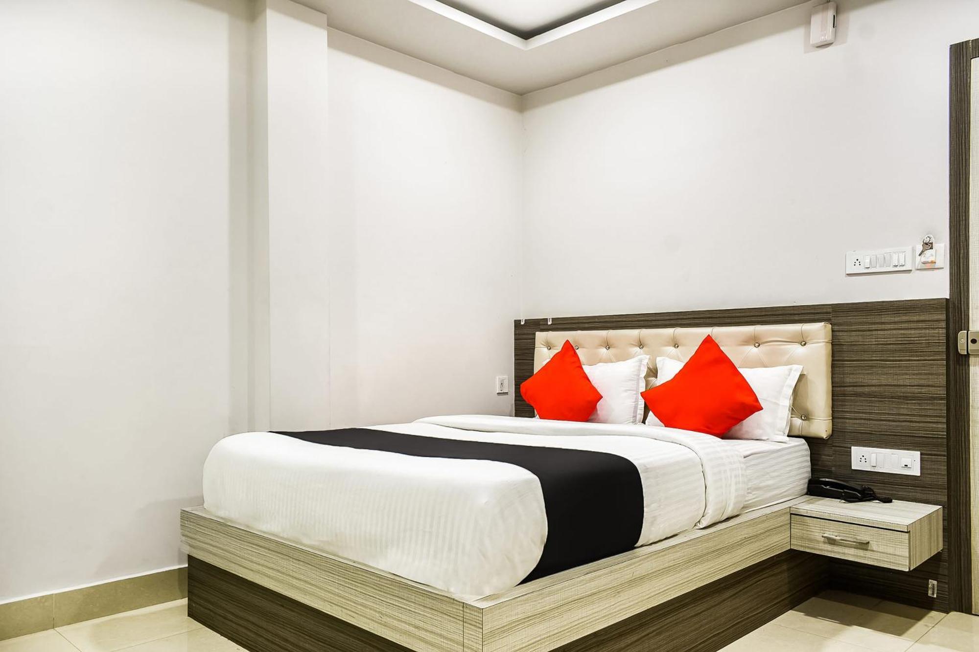 Hotel Capital O Jai Adisson à Cuttack Extérieur photo