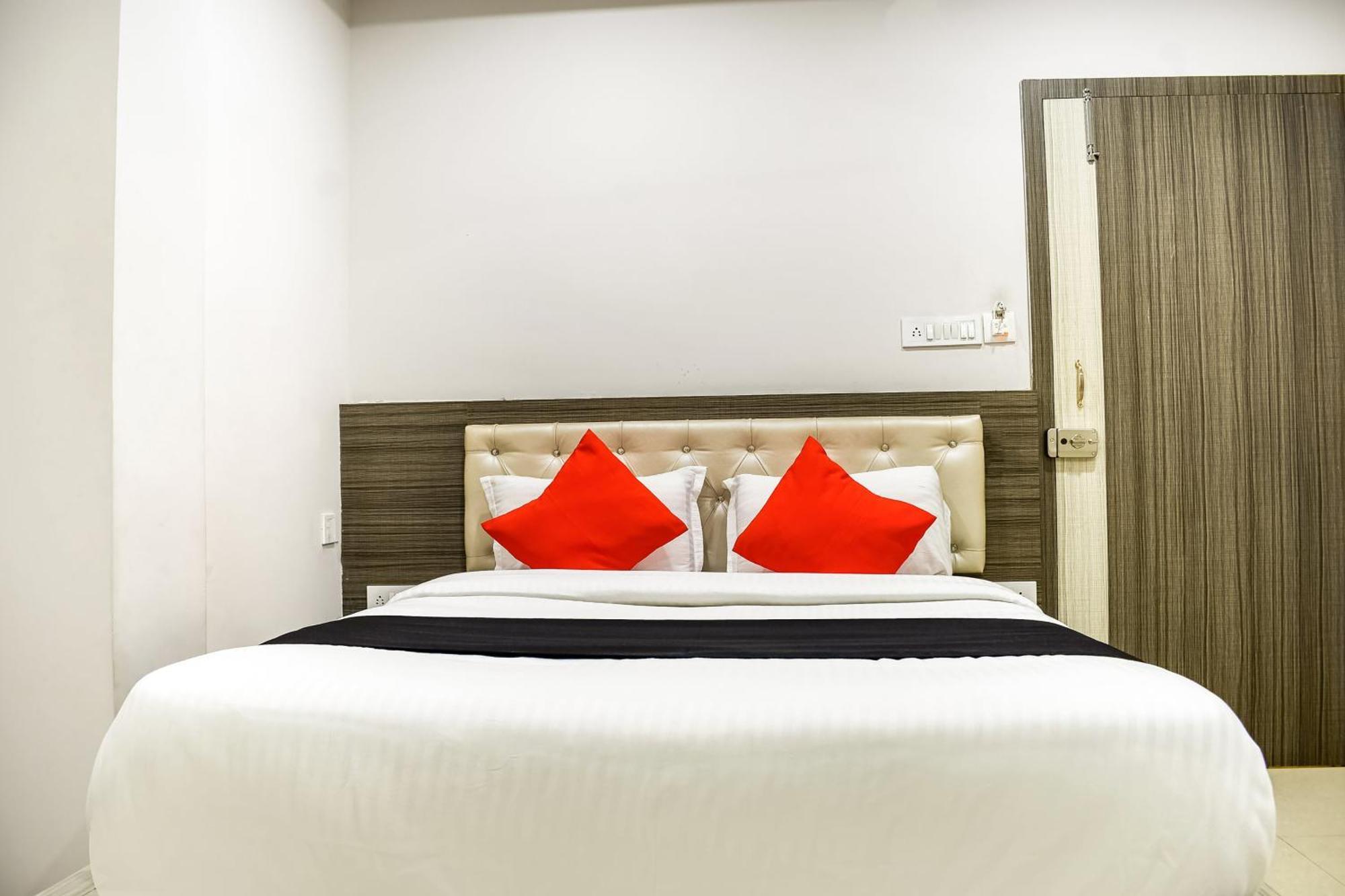 Hotel Capital O Jai Adisson à Cuttack Extérieur photo