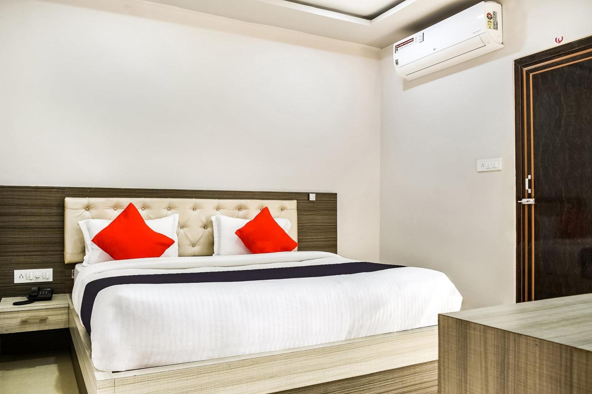 Hotel Capital O Jai Adisson à Cuttack Extérieur photo